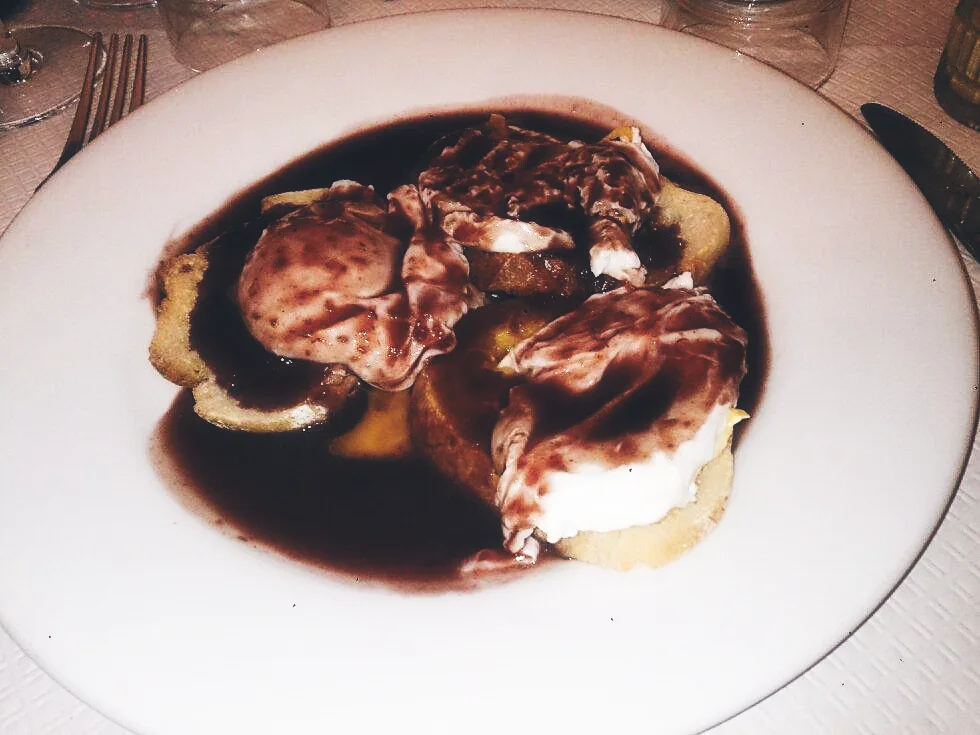 Œufs vigneronne en sauce au vin rouge, version végétarienne des œufs en meurette