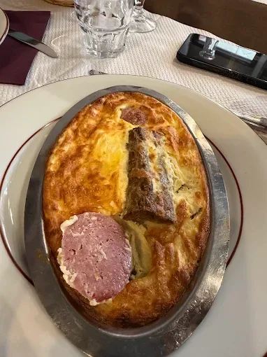 Quenelles de brochet gratinées au four dans leur plat en fonte