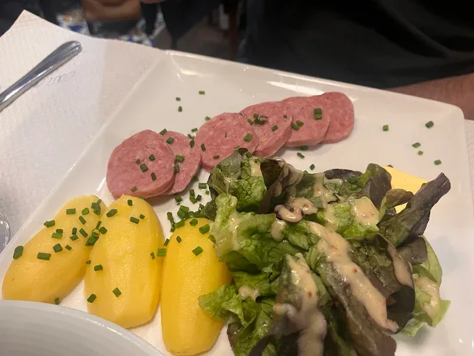 Saucisson chaud pistaché avec pommes vapeur et salade