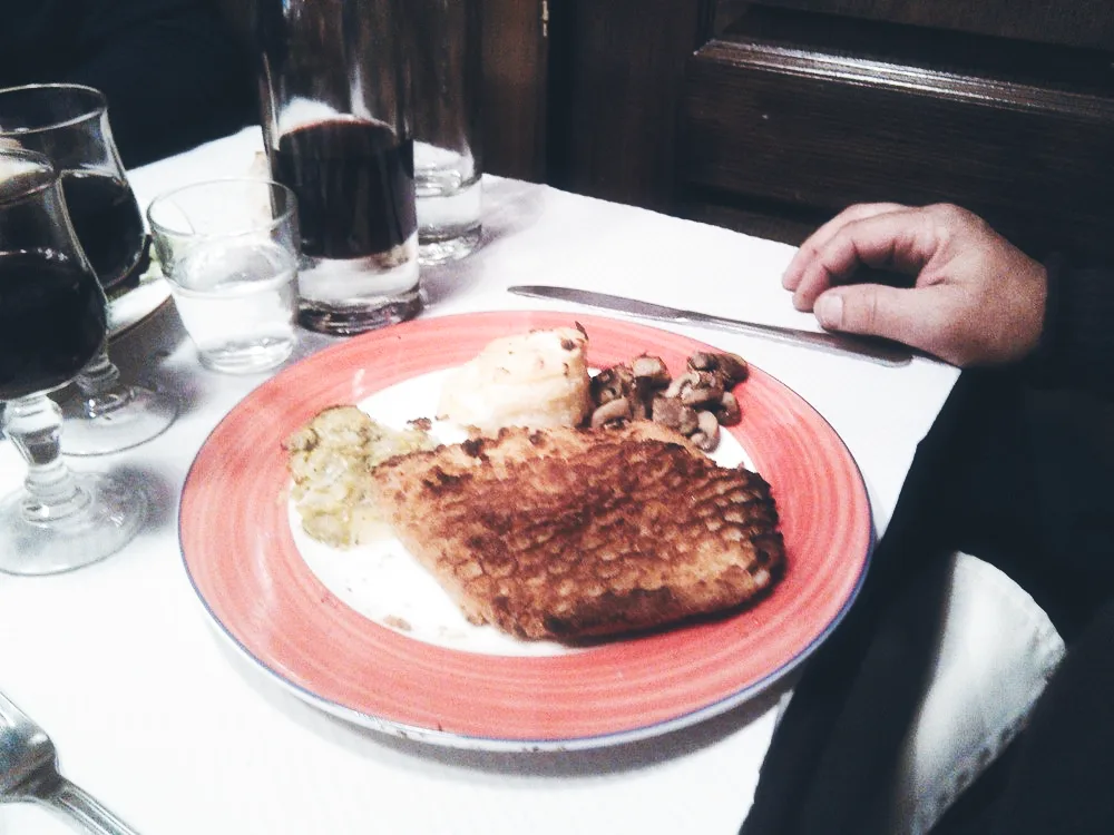 Tablier de sapeur croustillant à la panure dorée, spécialité lyonnaise Chez Mounier