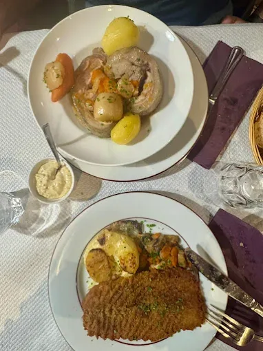 Duo de tablier de sapeur et tête de veau servis côte à côte, deux classiques du bouchon lyonnais