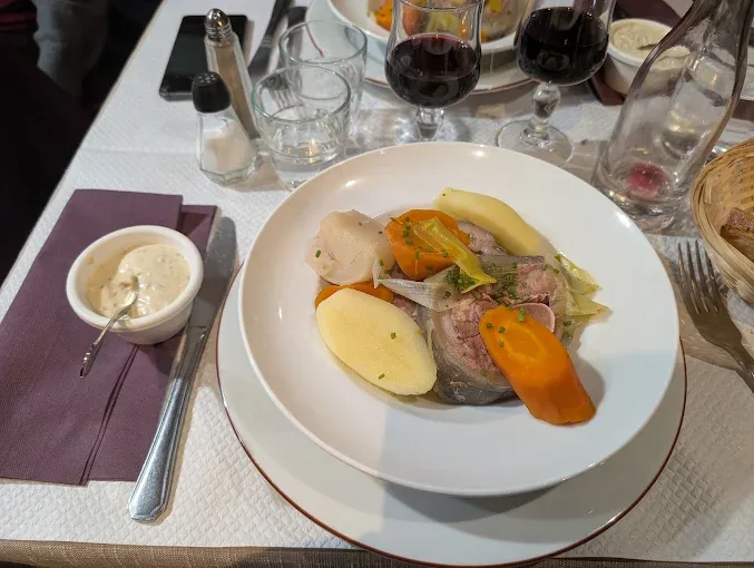 Tête de veau sauce ravigote accompagnée de légumes et pommes de terre