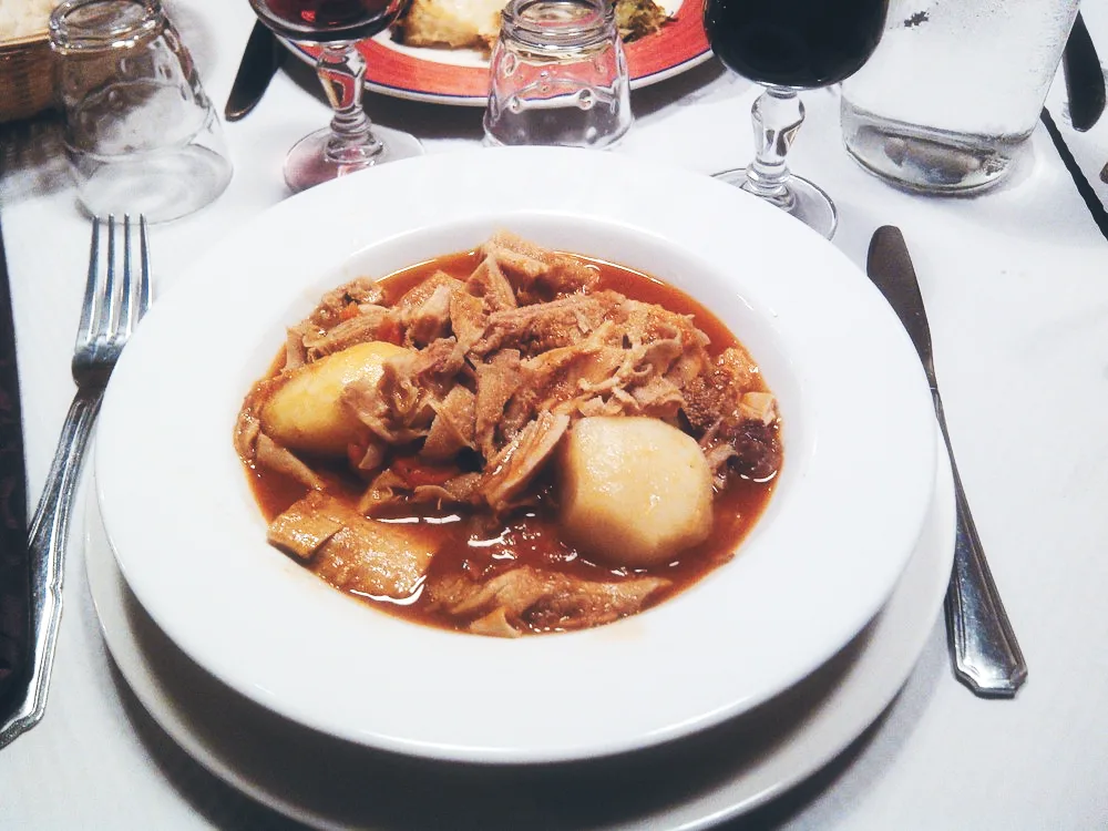 Tripes à la tomate mijotées longuement avec pommes de terre, spécialité bouchon lyonnais